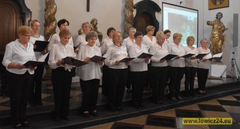 Międzypokoleniowy koncert seniorów i zespołu Koderki