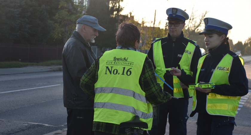 Łowicz. Policjanci ponownie rozdawali odblaski (foto)