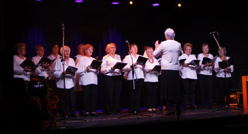Łowicz. Międzypokoleniowy koncert słuchaczy ŁUTW oraz zespołu Koderki (foto, film)