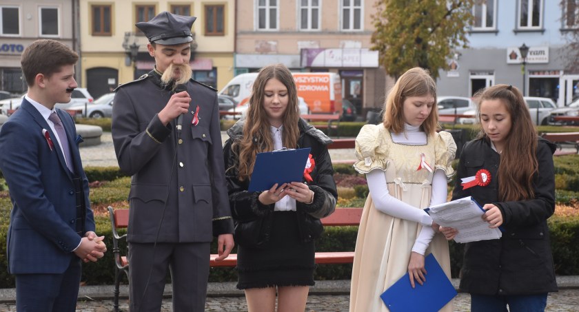 Łowicz. Patriotyczny przemarsz ulicami miasta (foto,film)