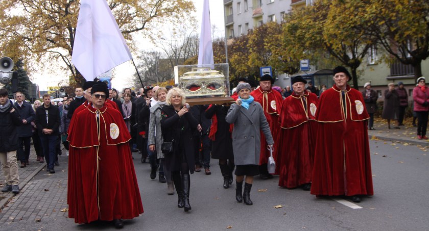 Łowicz. Procesja z relikwiami św. Wiktorii przeszła ulicami miasta (foto, film)