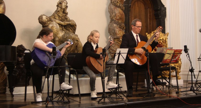 Łowicz. Patriotyczny koncert uczniów Centrum Edukacji Muzycznej (foto, film)
