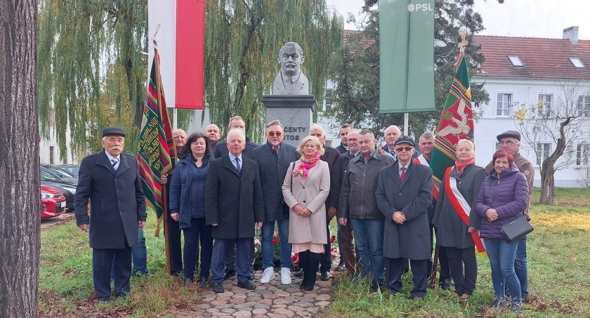 Łowicz. Ludowcy złożyli kwiaty pod pomnikiem Wincentego Witosa