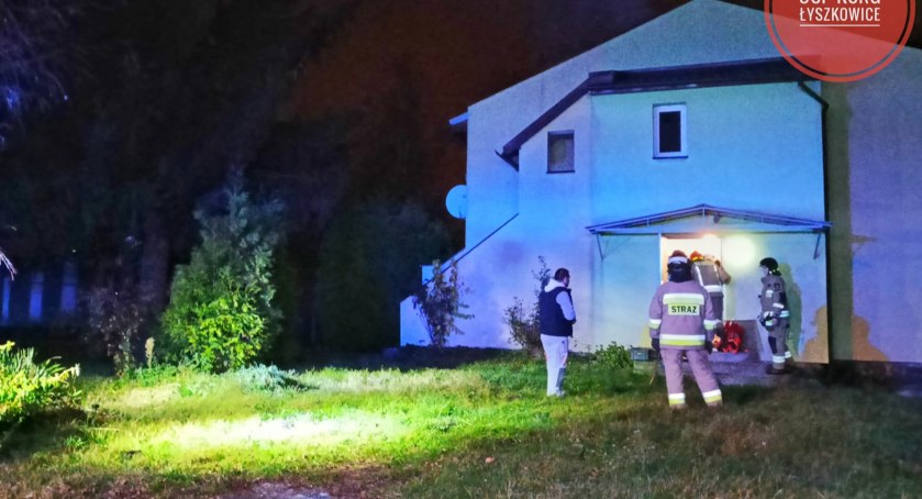 Łyszkowice. Pożar sadzy w kominie budynku wielorodzinnego