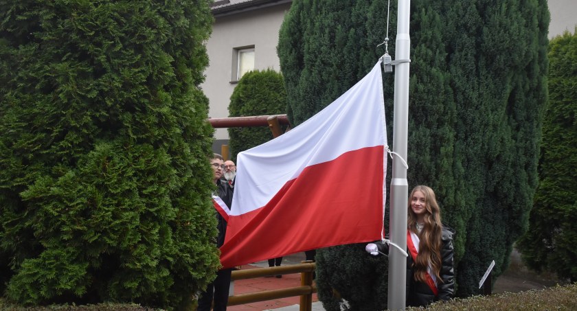Zielkowice. Biało-Czerwona flaga powiewa już przy Szkole Podstawowej (foto,film)