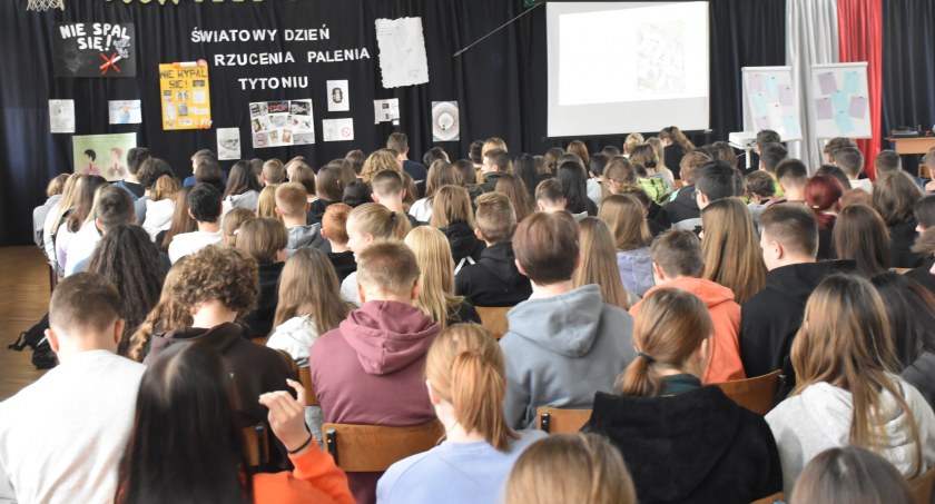 Palić tytoń czy nie palić? - przemyślenia uczniów z Ekonomika (foto,film)