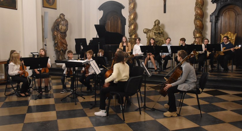 Łowicz. Uczniowie SSM dali koncert w muzeum (foto, film)