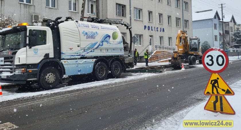Łowicz. Awaria wodociągowa na ul. Długiej, kilka instytucji bez wody (foto)