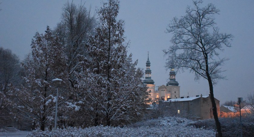 Łowicz przykryła biała kołderka (foto)