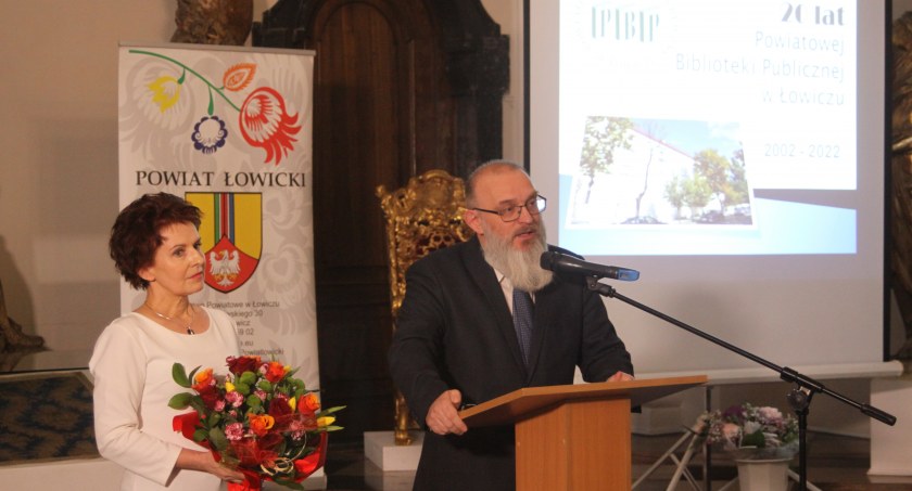20-lecie Powiatowej Biblioteki Publicznej w Łowiczu. Ksiądz prałat Stefan Wysocki patronem (foto, film)