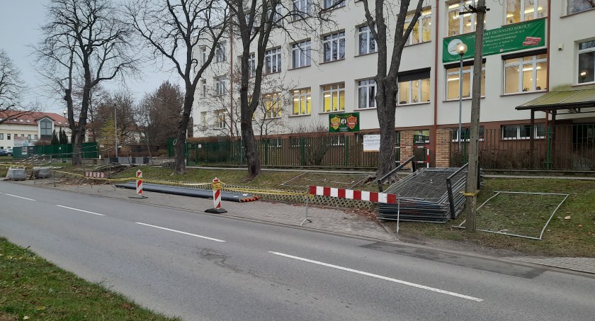 Łowicz. Przed Ekonomikiem nie zaparkujesz, ruszyły prace związane z budową sali gimnastycznej (foto, film)