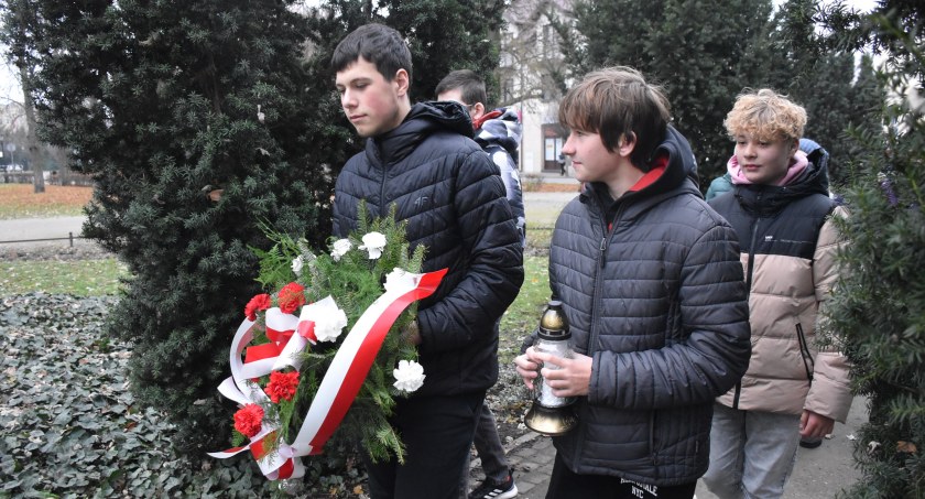 Uczniowie Siódemki pamiętali o rocznicy śmierci Artura Zawiszy Czarnego (foto)
