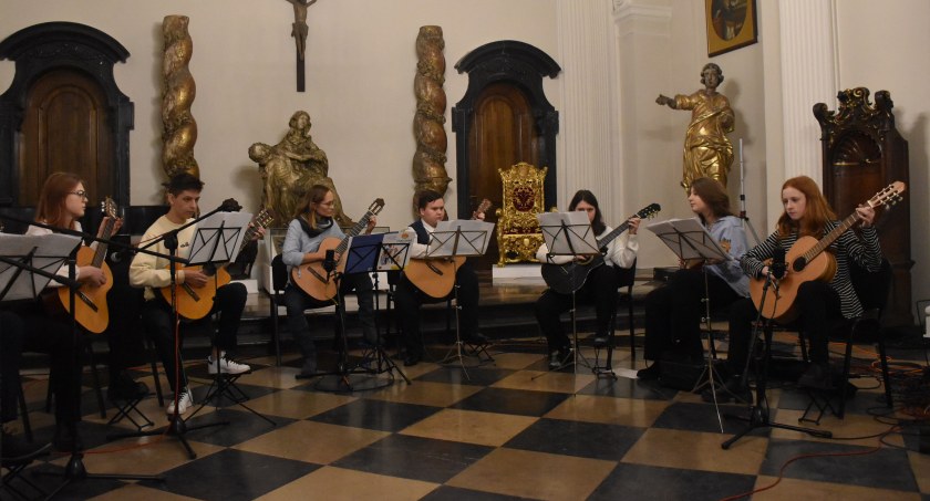 Szanty w wykonaniu Orkiestry Gitarowej z Łowicza (foto,film)