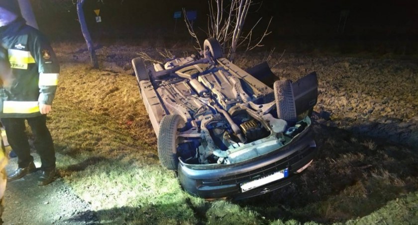 Auto dachowało w gminie Kiernozia (foto)