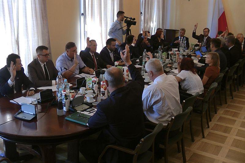 Burmistrz z absolutorium, zaskakujący przebieg głosowania