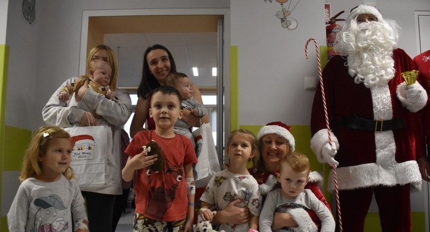 Łowicz. Mikołaj odwiedził dzieci z oddziału pediatrycznego (foto,film)