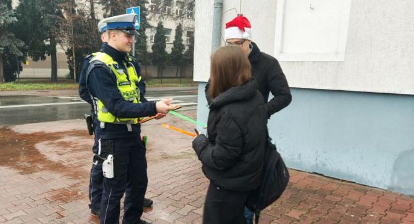 Mikołaj rozdawał odblaski z policjantami (foto)