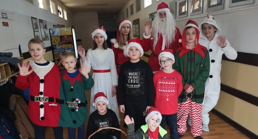 Wizyta Świętego Mikołaja i jego świątecznych  pomocników w SP nr 7 (foto)