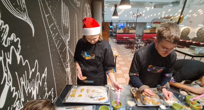 Młodzież z Branżowej Szkoły Specjalnej na warsztatach cukierniczych w Hotelu Ibis w Łodzi (foto)