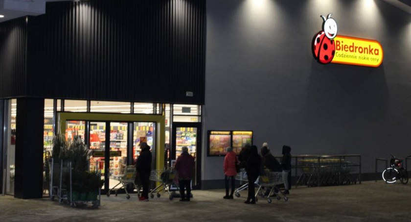 Nowa Biedronka w Łyszkowicach. Tłumów na otwarciu nie było (foto)