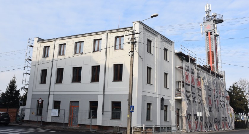 Łowicz. Budynek jednostki OSP coraz ładniejszy (foto)