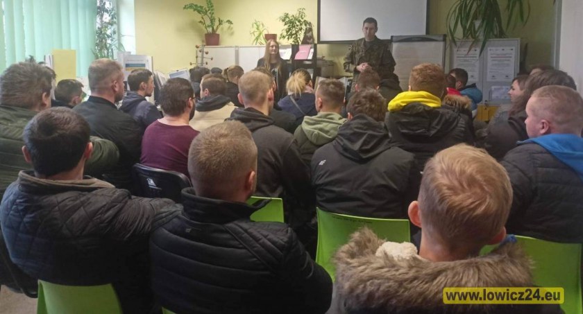 PUP Łowicz. Ogromne zainteresowne służbą w wojsku (foto)