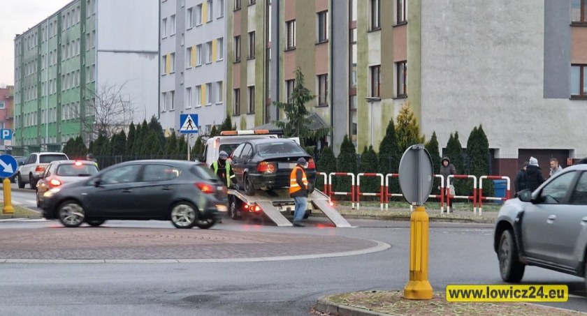 Kolizja na rondzie przy ul. Mickiewicza w Łowiczu (foto)