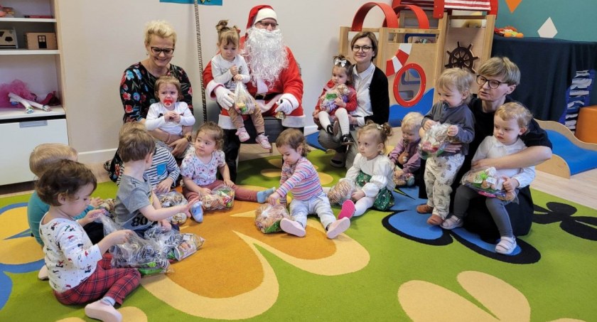 Święty Mikołaj odwiedził dzieci w łowickich żłobkach (foto)