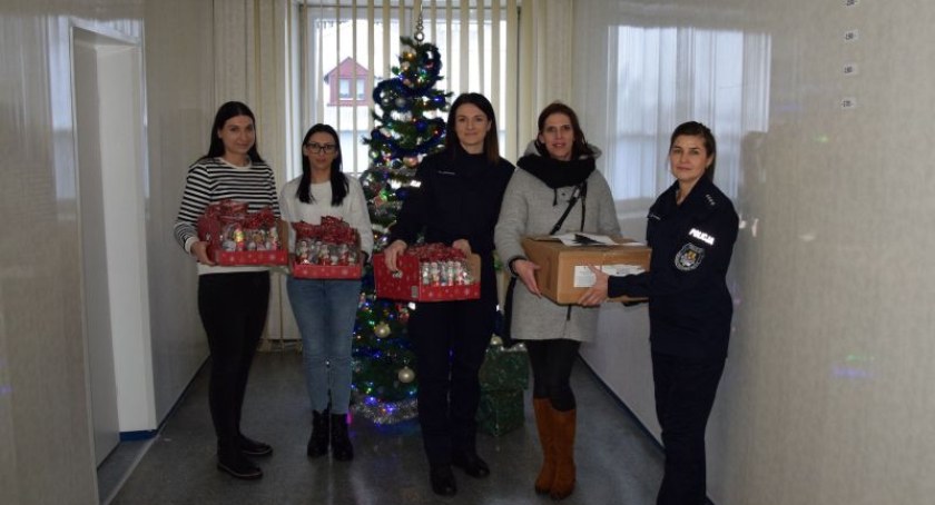 Świąteczne wsparcie dzieci i młodzieży przez funkcjonariuszy policji