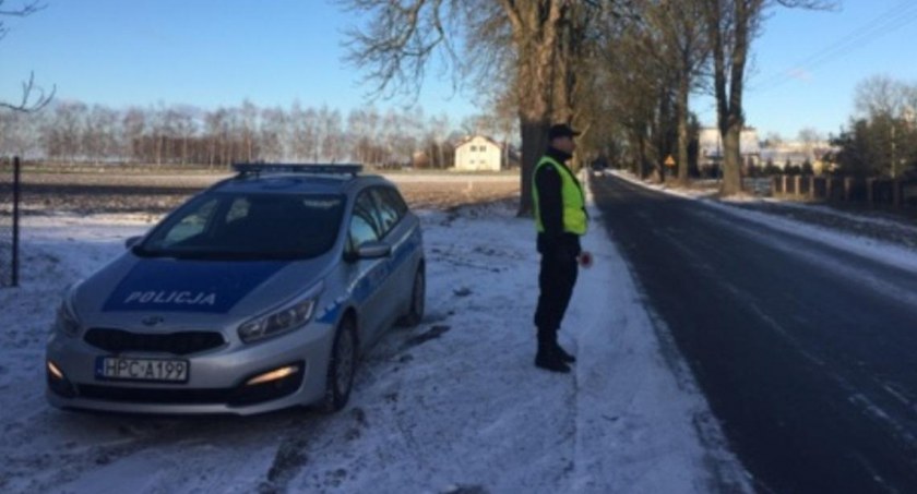 Niebezpiecznie w Kompinie! Auto wypadło z drogi i przebiło siatkę! 