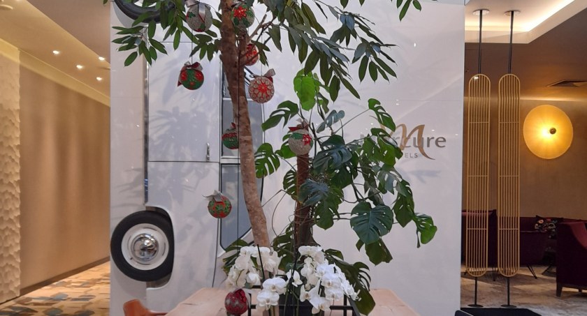 Bombki uczniów łowickiego Ośrodka Specjalnego zdobią hol warszawskiego Hotelu Mercury (foto)