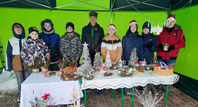 Wychowankowie MOS-u w Kiernozi sprzedawali świąteczne ozdoby (foto)