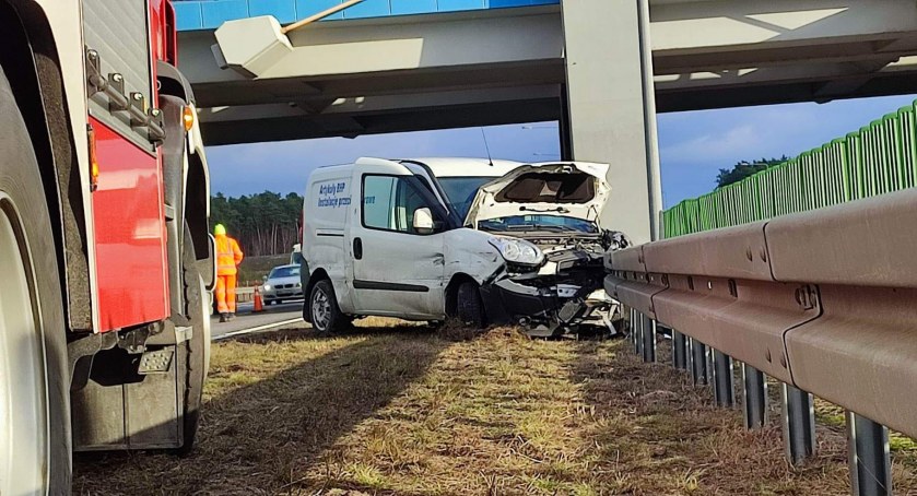Niebezpiecznie na A2 w okolicach Dzierzgowa! Auto uderzyło w barierę energochłonną!