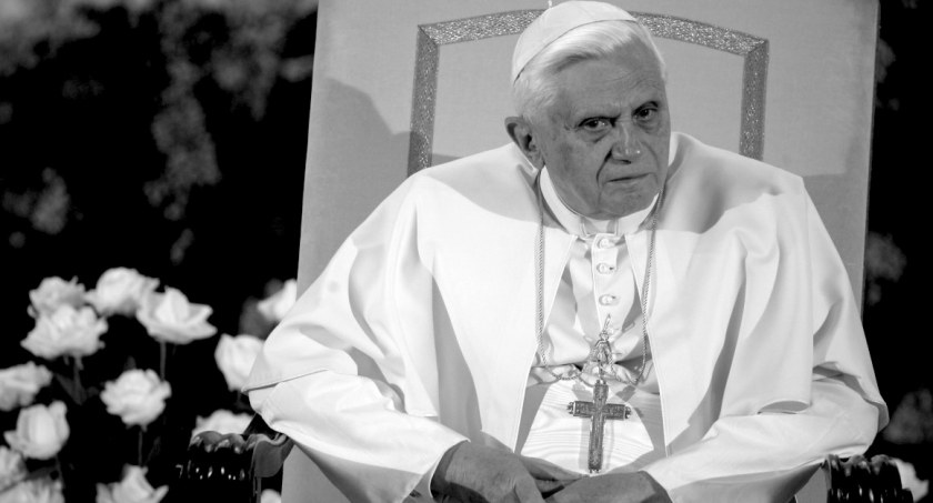 W ostatnim dniu starego roku zmarł Benedykt XVI. Jak diecezja łowicka pożegna emerytowanego papieża?
