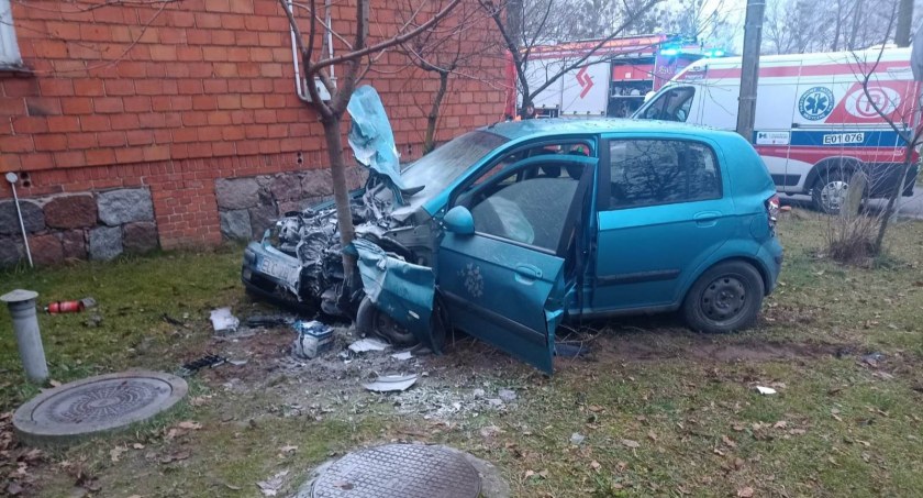 Jeziorko. 33-letnia kobieta ucierpiała w zderzeniu dwóch aut (foto)