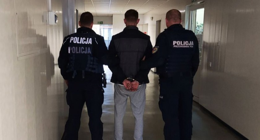 Pijany mężczyzna pobił i okradł kobietę w centrum Łowicza