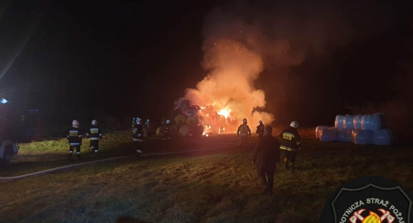Przez cztery godziny strażacy walczyli z pożarem belek słomy! AKTUALIZACJA! (foto)