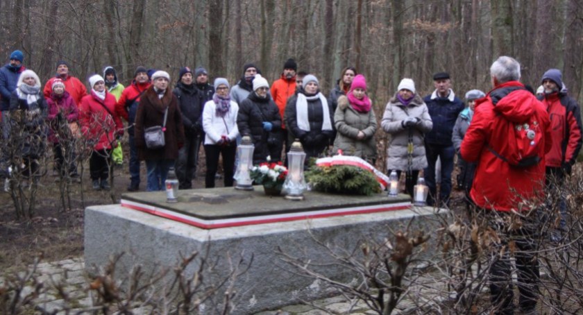 Spacer Patriotyczny PTTK do Mogiły w Lasku Miejskim