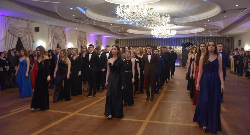 Studniówka 2023. Maturzyści z I LO w Łowiczu bawią się w Soplicowie (foto, film)
