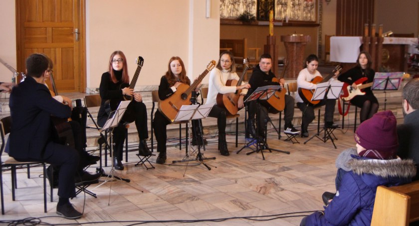 Koncert kolęd Łowickiej Orkiestry Gitarowej (foto, film)