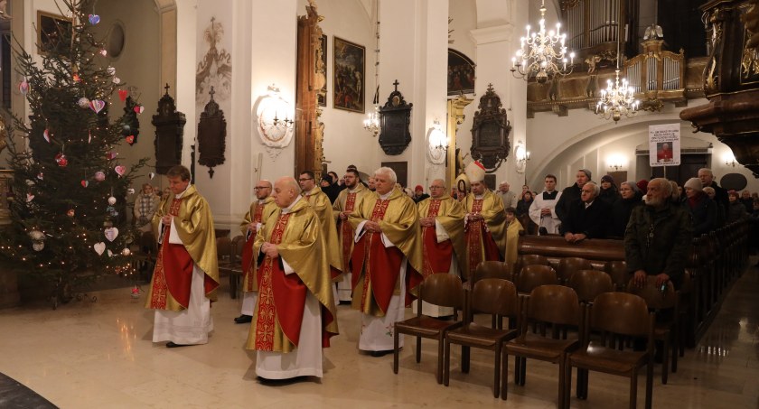 Łowicz. Diecezja łowicka dziękowała za posługę zmarłego papieża Benedykta XVI (foto)
