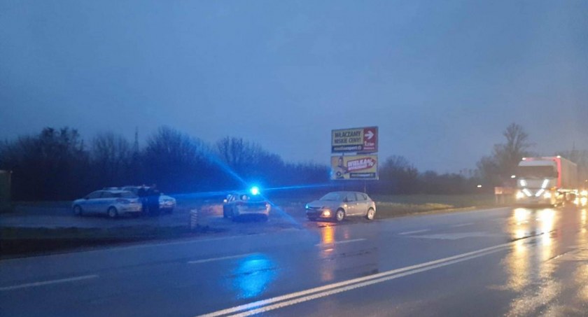 Kolizja na skrzyżowaniu ul. Zamkowej i Świętojańskiej w Łowiczu (foto)