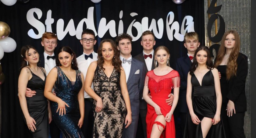 Studniówka 2023 maturzystów z łowickiego Medyka (foto, film)