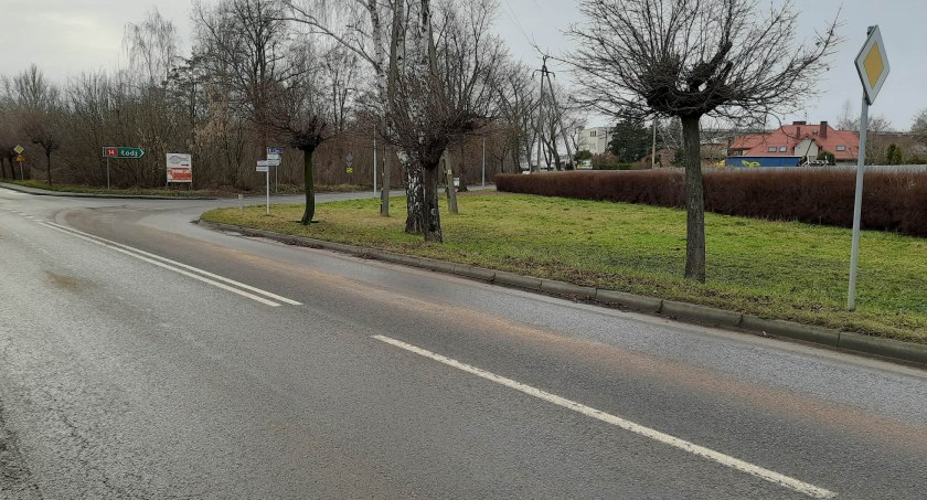 Plama oleju ciągnęła się 5 km przez Łowicz i Zielkowice!