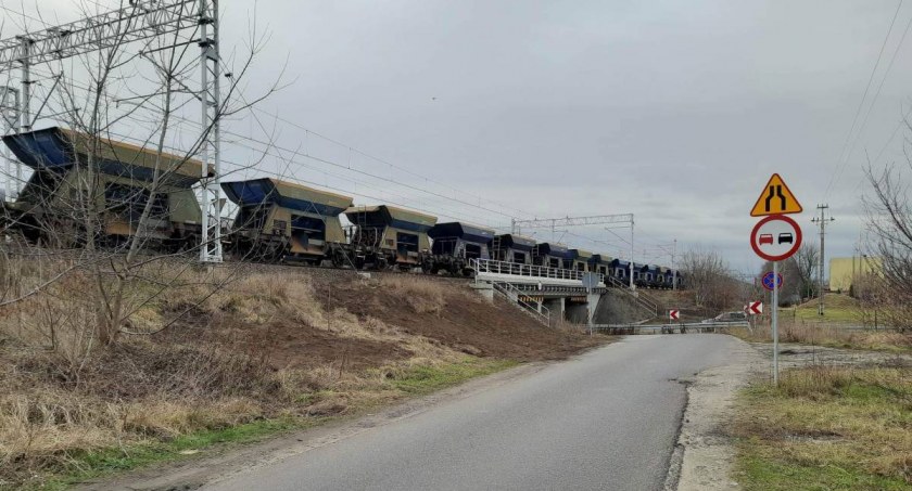Uszkodzona bramownica na ul. Skierniewickiej została zdemontowana (foto)