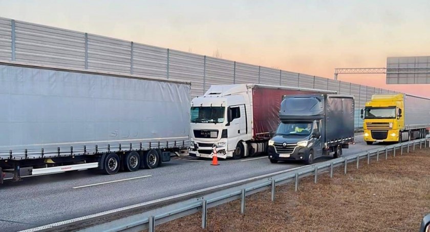 Kolizja z udziałem dwóch ciężarówek
