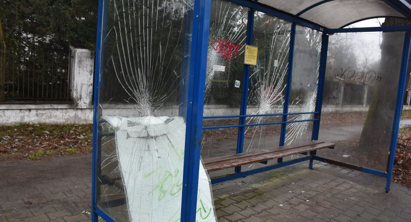 Łowicz. Przystanki MZK na ul. Armii Krajowej znowu zniszczone! (foto)