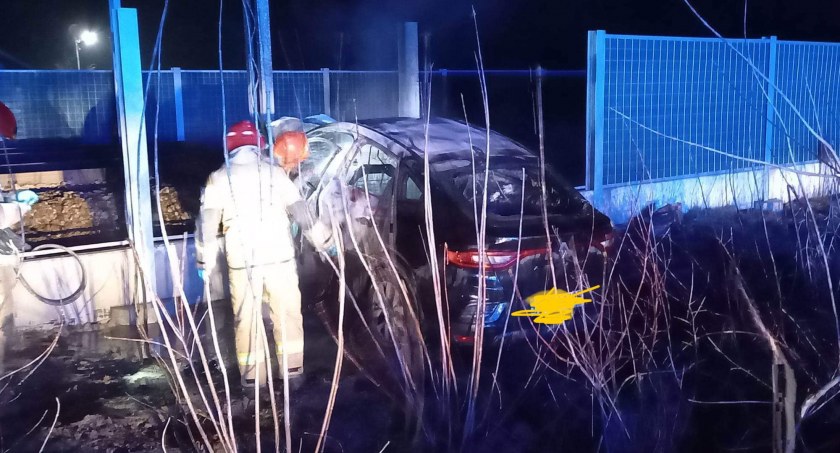 Gmina Nieborów. Uderzyła w bariery energochłonne; auto stanęło w ogniu