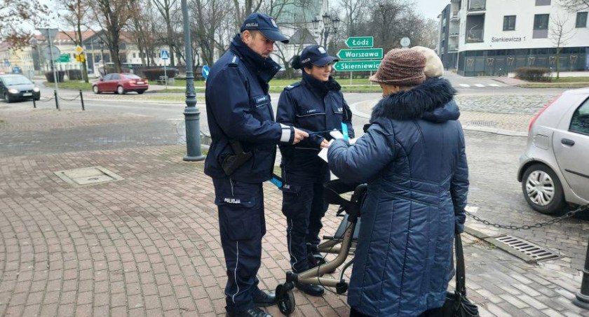 Dzień Babci i Dziadka. Łowiccy policjanci ostrzegali starsze osoby przed oszustami (foto)