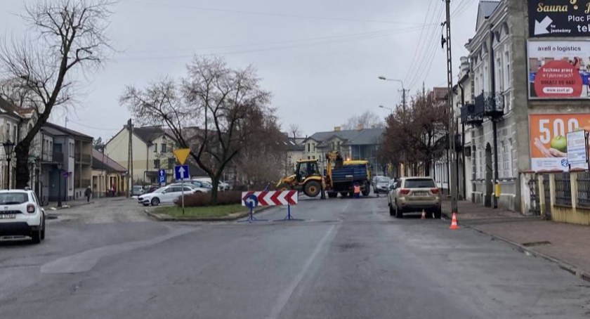 Łowicz. Uwaga na utrudnienia drogowe na placu Przyrynek (foto)
